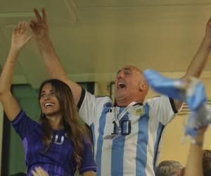 Antonella celebró por todo lo alto el gol de Messi que puso a ganar a Argentina.
