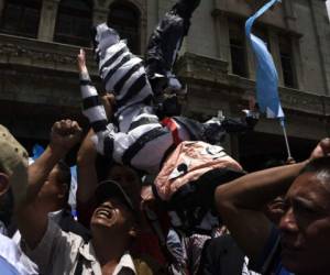 En las calles de ciudad Guatemala decenas de personas piden este lunes la renuncia de Jimmy Morales. (Foto: AFP/ El Heraldo Honduras/ Noticias de Honduras)