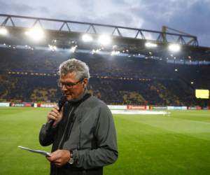 Norbert Dickel del Borussia Dortmund anuncia que el partido del BVB ante el Mónaco se canceló tras un atentado sobre el bus. AFP PHOTO / Odd ANDERSEN