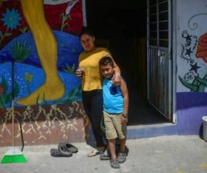 La hondureña Greyssi Venegas y su hijo Eduardo Hernández, en un refugio de Apizaco, en el centro de México. Foto: Cortesía