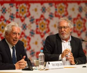 El Nobel de Literatura, el peruano Mario Vargas Llosa, junto al escritor colombiano Héctor Abad Faciolince.