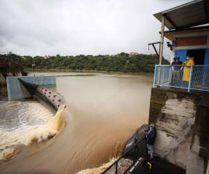 Con las fuertes lluvias que se reportaron la semana anterior, las represas de la capital alcanzaron casi el 100% de sus niveles, por lo que durante varios días el rebose fue constante en los embalses.