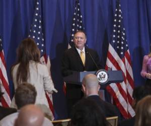 Nueva York, Nueva York, ESTADOS UNIDOS: NUEVA YORK, NY - 26 DE SEPTIEMBRE: El Secretario de Estado de EE. UU. Mike Pompeo responde una pregunta durante una conferencia de prensa al margen de la Asamblea General de las Naciones Unidas el 26 de septiembre de 2019 en la ciudad de Nueva York. El gobierno de Trump está bajo fuego por una reciente denuncia de denuncia de irregularidades basada en que el presidente Trump presionó al presidente de Ucrania, Volodymyr Zelensky, para investigar a los principales demócratas como un favor para él durante una conversación telefónica reciente. Drew Angerer / Getty Images / AFP