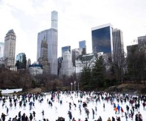 La gente aprovecha la nieve y patina en la pista de hielo de Central Park este día de Navidad, una blanca Navidad como se aprecia en la imagen en New York City. (Foto: AFP/ El Heraldo Honduras/ Noticias Honduras hoy)