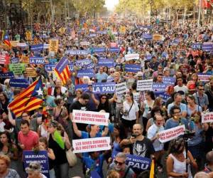 Con pancartas en mano miles participan durante una marcha contra el terrorismo, cuyo eslogan es #NoTincPor (no tengo miedo) en Barcelona. (Foto: AFP/ El Heraldo Honduras/ Noticias de Honduras)