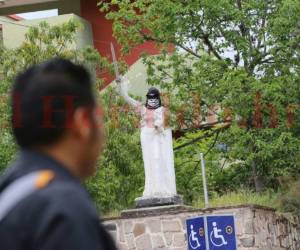 Los miembros del Movimiento estudiantil le instalaron una mascara a la estatua de la diosa de la justicia ubicada en la Facultad de Derecho de la Universidad Nacional Autónoma de Honduras (UNAH).