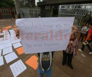 Uno de los manifestantes porta una pancarta para exigir se respete su derecho a recibir clases. Foto: David Romero/EL HERALDO.