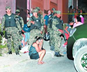 Parientes llegaron a la escena del crimen y estallaron en llanto.
