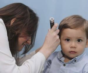 Es importante que en el chequeo médico se evalúe la capacidad auditiva de su hijo.