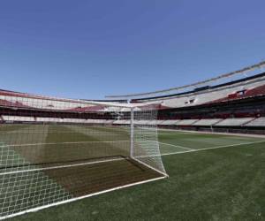 Vista del Estadio Monumental vacío en Buenos Aires.