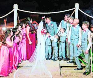 La pareja selló su enlace matrimonial con un beso, en compañía del cortejo.