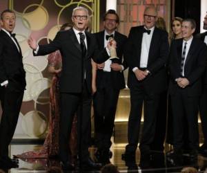 Stephen Daldry y el elenco de 'The Crown', ganadora de Mejor Drama de TV en la entrega 74 de los Golden Globes (Foto: AP / El Heraldo Honduras / Noticias El Heraldo)