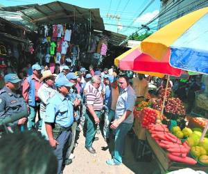 Durante los recorridos en los mercados se arman acaloradas discusiones.