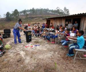 Zaki Magoa compartió con los niños su magia. Foto: Johny Magallanes/EL HERALDO.