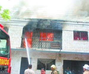 Un voraz incendio destruyó la segunda planta del centro de rehabilitación Misioneros de la Calle, en el barrio La Concordia de la capital.