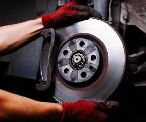 Si al pisar el freno escucha como si raspara, debe llevar el auto al mecánico inmediatamente.