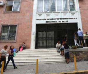 La conjuntivitis es la inflamación de la membrana o capa fina que protege el ojo. Cuando ésta se inflama, se enrojece y produce lagrimeo, sensación de arena dentro del ojo y en ciertos casos presentan secreción color verde.