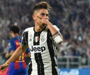 El argentino Paulo Dybala celebra después de marcarle al Barcelona en la Champions. AFP PHOTO / GIUSEPPE CACACE.