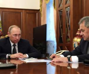 El presidente ruso Vladimir Putin conversa con su ministro de Defensa, Sergei Shoigu, en una reunión este 29 de diciembre, foto: AFP.