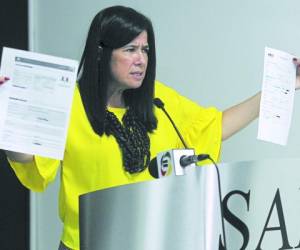 La titular del SAR, Miriam Guzmán, mostró documentos oficiales que revelan que recibe L 49,658.37 en salario neto por catorcena.