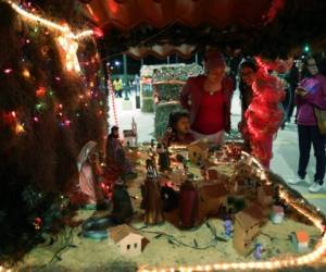 Las familias acudieron a las villas navideñas organizadas por las Fuerzas Armadas para celebrar la Navidad. Fotos: Jimmy Argueta/Efrain Salgado/EL HERLADO.