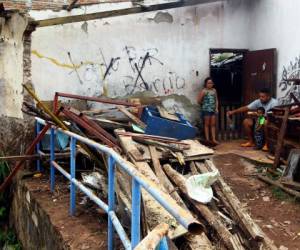 En el patio de la familia Castillo se almacenan desperdicios de madera que fueron arrastrados por las fuertes corrientes. Foto: Johny Magallanes/El Heraldo.