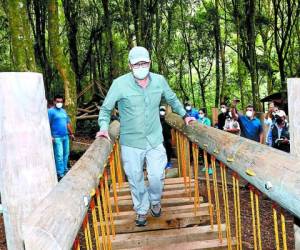 El mandatario acudió al Parque Nacional La Tigra para demostrar que se puede realizar turismo bajo normas de bioseguridad. Foto: El Heraldo.