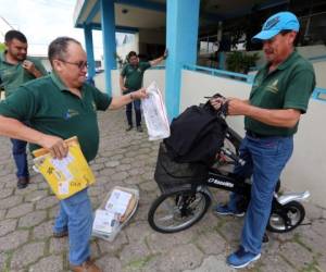 El Correo Nacional adopta una modalidad novedosa de transportar la correspondencia en la capital a través de las bicicletas eléctricas o ecológicas, con las que se evitará la contaminación del ambiente por la cero emisión de gas carbono: Foto: Marvin Salgado/EL HERALDO