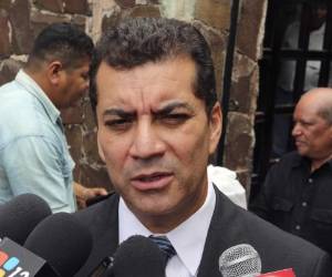 Presidential candidate of the Liberal Party, Elvin Santos, gestures as he delivers a speeach to recognized his defected during general elecctions on November 29, 2009. Hondurans voted Sunday for a new president in the first elections since the ouster of President Manuel Zelaya, with de facto leaders hoping to turn a page on the five-month coup crisis. AFP PHOTO/ Yuri CORTEZ / AFP PHOTO / YURI CORTEZ