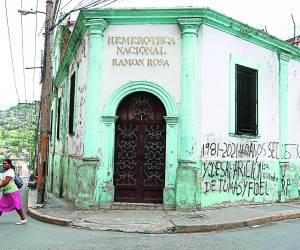 Consignas de protesta en la fachada del inmueble, además del rótulo que en su momento donó una universidad privada, es lo único que se puede leer en la Hemeroteca.