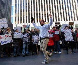 Manifestantes en Nueva York en contra de las nuevas medidas de Donald Trump con la prensa (Foto: Agencias/AFP / Noticias de Estados Unidos)