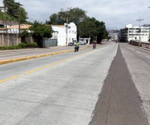 La ciclovía del centro de Tegucigalpa es irrespetada de manera constante por motorizados. La queja es el mal estado y que la vía es muy angosta. Las autoridades aseguran que al día unos cien ciclistas utilizan el tramo.