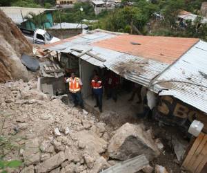 Un muro de piedras se vino abajo en El Hoyo de la colonia Los Pinos. Foto: Efraín Salgado/EL HERALDO.