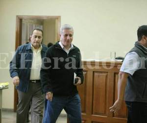 De izquierda a derecha: José Berttety, exjefe de Compras del IHSS; Mario Zelaya, gerente del IHSS; y Charles Bográn, empresario vinculado a la sobrevaloración de boletos, foto: EL HERALDO.