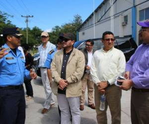 El subcomicionado Wilmer Torres detalla a los miembros de la Comisión Especial de Depuración de la Policía con qué se cuenta en el Instituto Técnico Policial, ubicado en Comayagua y La Paz.