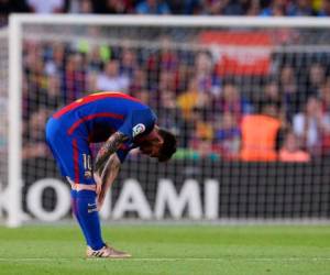 El delantero argentino Lionel Messi se inclina durante el partido de fútbol de la liga española FC Barcelona vs SD Eibar en el estadio Camp Nou de Barcelona