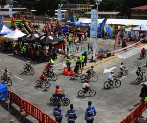 Toma panorámica de la Vuelta Ciclística Infantil, una imagen que nos revela que fue una gran fiesta deportiva.