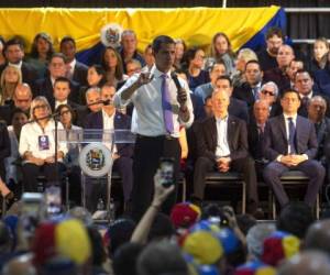 El presidente interino de Venezuela, Juan Guaidó, habla en un evento el 1 de febrero de 2020 en Miami, Florida. Guaidó salió de Venezuela para comenzar una gira internacional con una campaña para derrocar al socialista Nicolás Maduro reuniendo apoyo para la causa de la libertad en Venezuela. Saul Martinez / Getty Images / AFP