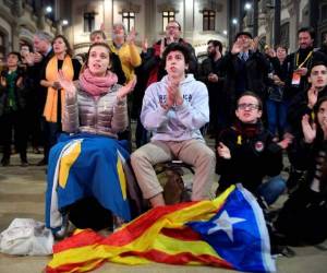 Partidarios de ERC (Izquierda Republicana de Cataluña) miran los resultados de las elecciones regionales de Cataluña en la Estación del Norte de Barcelona el 21 de diciembre de 2017. Foto: Agencia AFP.