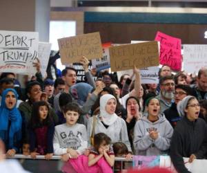 En septiembre pasado, la Casa Blanca emitió una nueva orden ejecutiva para remplazar una prohibición temporal de 90 días que expiraba y estaba dirigida a viajeros de Irán, Libia, Somalia, Sudán, Siria y Yemen.(Foto: Univisión/ El Heraldo Honduras/ Noticias Honduras hoy)