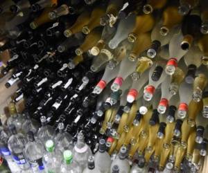 La iniciativa surgió al ver las botellas que se desperdiciaban y también la necesidad de empleo en áreas en riesgo (Foto: AFP/ El Heraldo Honduras/ Noticias de Honduras)
