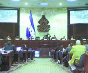 Los diputados pidieron ayer a los políticos mantenerse al margen del proceso que siguen en esta primera etapa los siete grandes sectores de la sociedad.