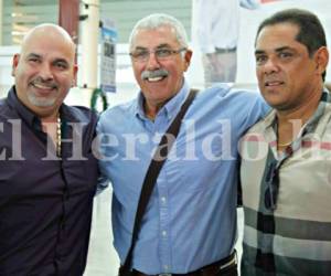 El presidente de Marathón Orison Amaya junto a Manolo y el director deportivo Rolando Peña.