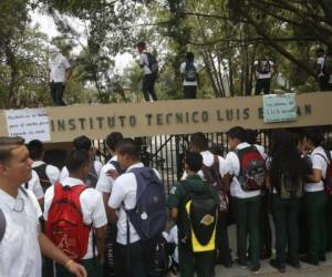 Los alumnos han salido a las calles a protestar por los costos que representa la alfabetización.