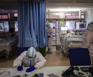 Miembros de un equipo médico trabajan en la Unidad de Cuidados Intensivos de covid-19 en el hospital Severo Ochoa de Leganés, a las afueras de Madrid, España, el viernes 9 de octubre de 2020. Foto: AP