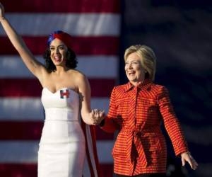 Katy Perry es una de las celebridades que impulsan a hillary clinton en su campaña.