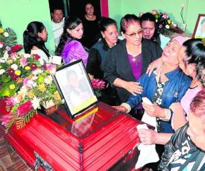 Los restos mortales de la maestra María Alicia Corea y su hija Génesis Corea fueron velados este martes.