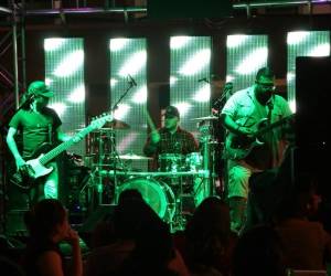 La banda Dúo los Tres es conformada por Nilo Espinal, Ramsés Barrientos y Carlos Cedeño. No solo son covers, es la experiencia Dúo. / FOTOS Y VIDEOS: Jimmy Argueta, José Trejo y Eduard Rodríguez.