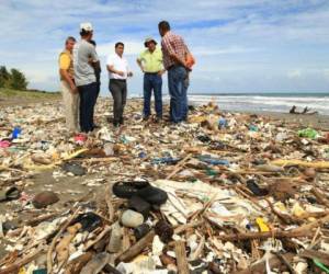 Las autoridades y vecinos de Omoa han venido reclamando por la acumulación de grandes cantidades de basura, como plásticos, que contaminan las playas. (Foto: El Heraldo Honduras, Noticias de Honduras)