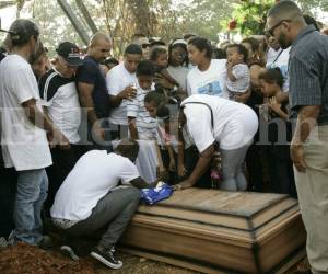 Momento en que se daba el último adiós a René Agapito Castillo, hermano del jugador hondureño Rubilio Castillo.